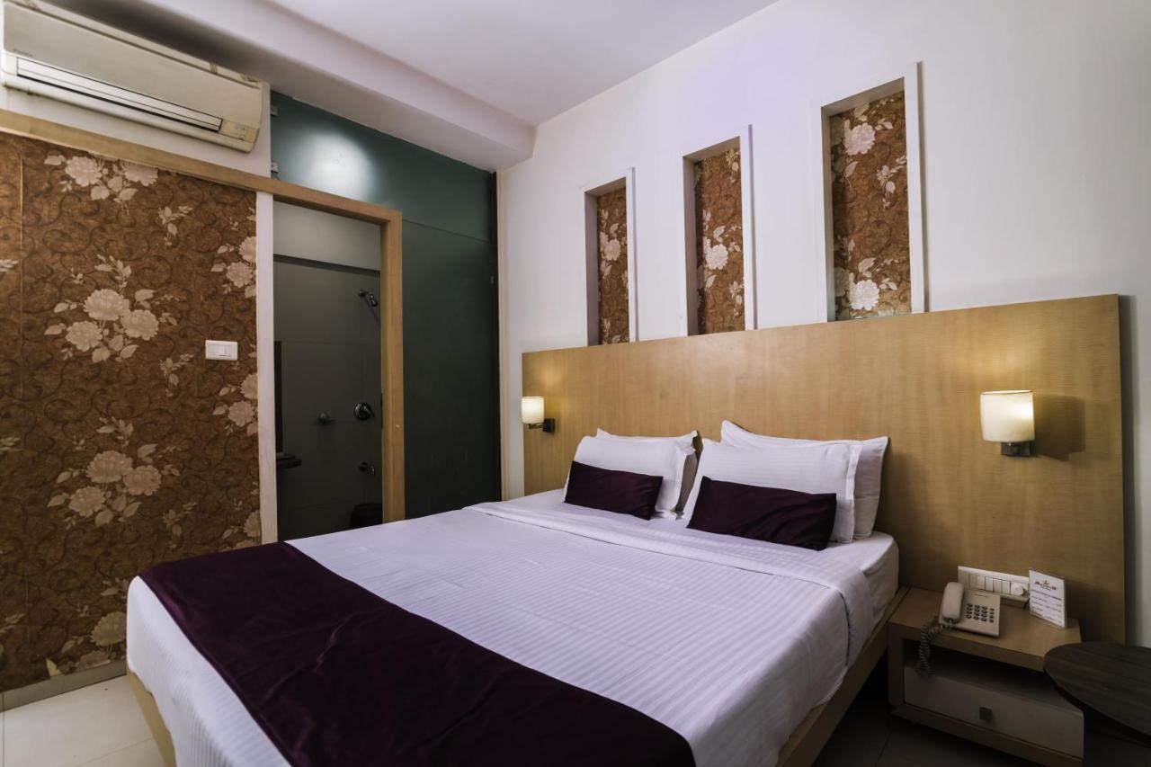 Hotel Monarch Guestline In Midc Rabale, Navi Mumbai Exterior foto